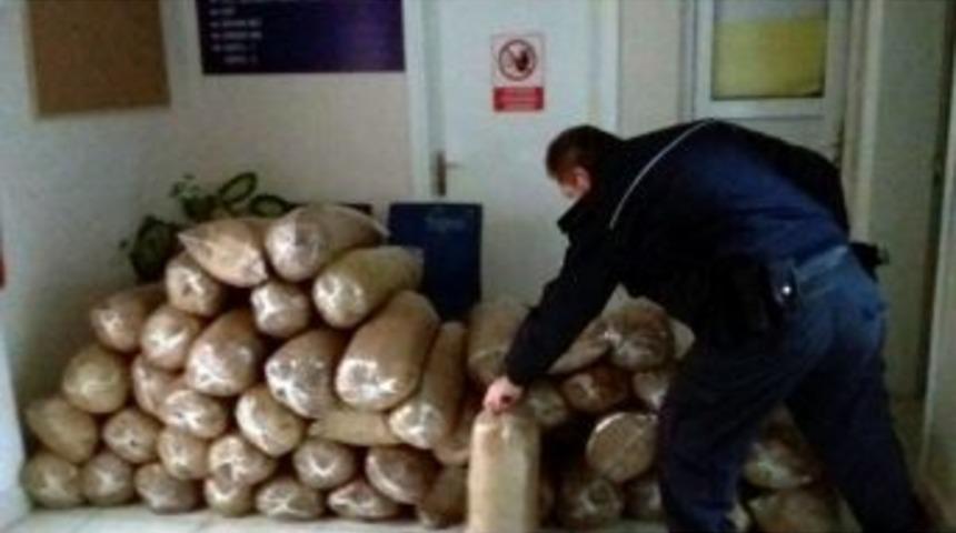 Otomobilden 265 Kilogram T&uuml;t&uuml;n &Ccedil;ıktı