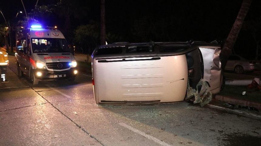 Adana&rsquo;da Hafif Ticari Ara&ccedil; Devrildi: 1&rsquo;i Kadın 2 Yaralı