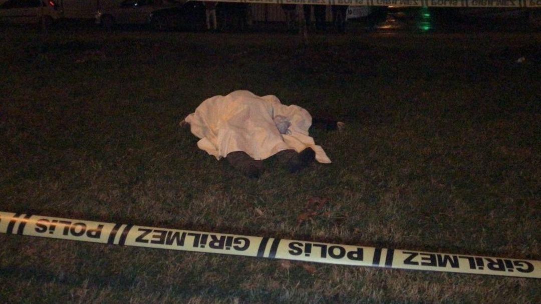 Caddede Y&uuml;r&uuml;yen Yayaya Araba &Ccedil;arptı, 1 Kişi Hayatını Kaybetti