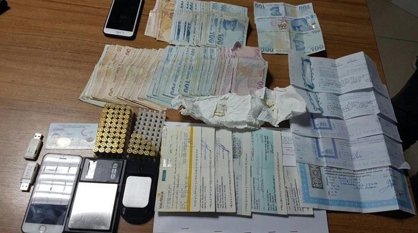 Polisi G&ouml;r&uuml;nce Ka&ccedil;tı &Ccedil;orabından Taş Kokain &Ccedil;ıktı