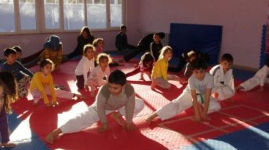 Kaman Gen&ccedil;lik Merkezi Taekwondo Kursunda 34 Gen&ccedil; Eğitim G&ouml;r&uuml;yor