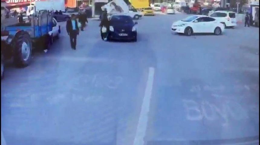 Otomobilin &Ccedil;arptığı Kadın Kafa &Uuml;st&uuml; Yere &Ccedil;akıldı