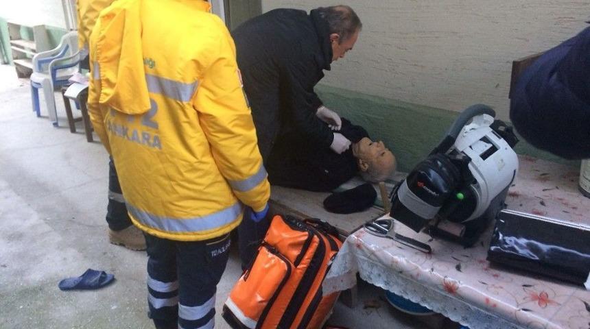 Evinin &Ouml;n&uuml;nde &Ouml;l&uuml; Bulundu