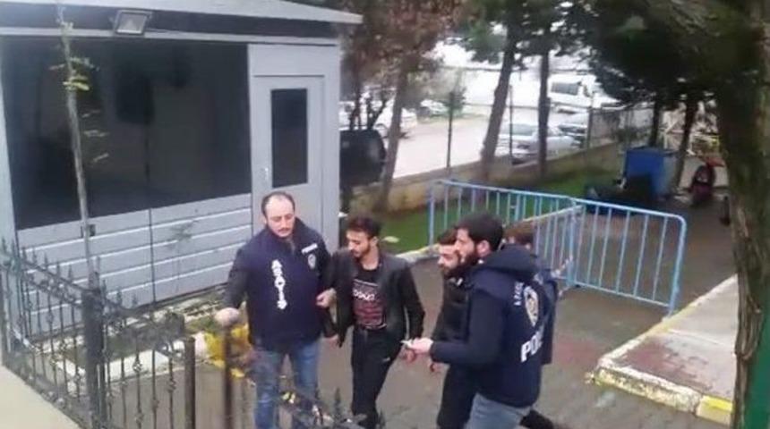 (&ouml;zel Haber) İnternette Tanıştıkları Adamı Evinde Oklavayla D&ouml;v&uuml;p Gasp Ettiler