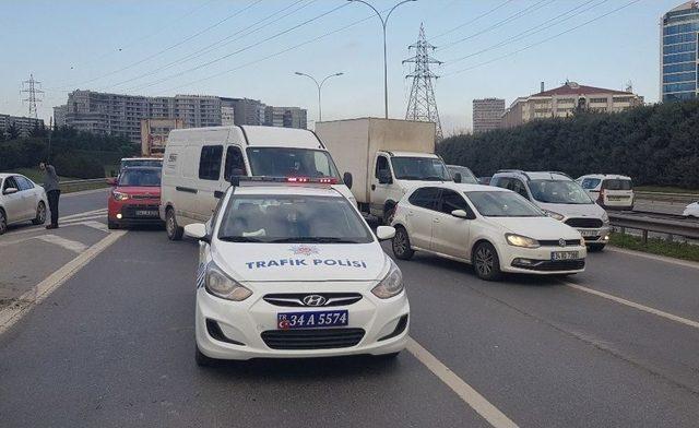 (özel Haber) Uçağa Yetişmeye Çalışan Pilot Aracıyla Takla Attı