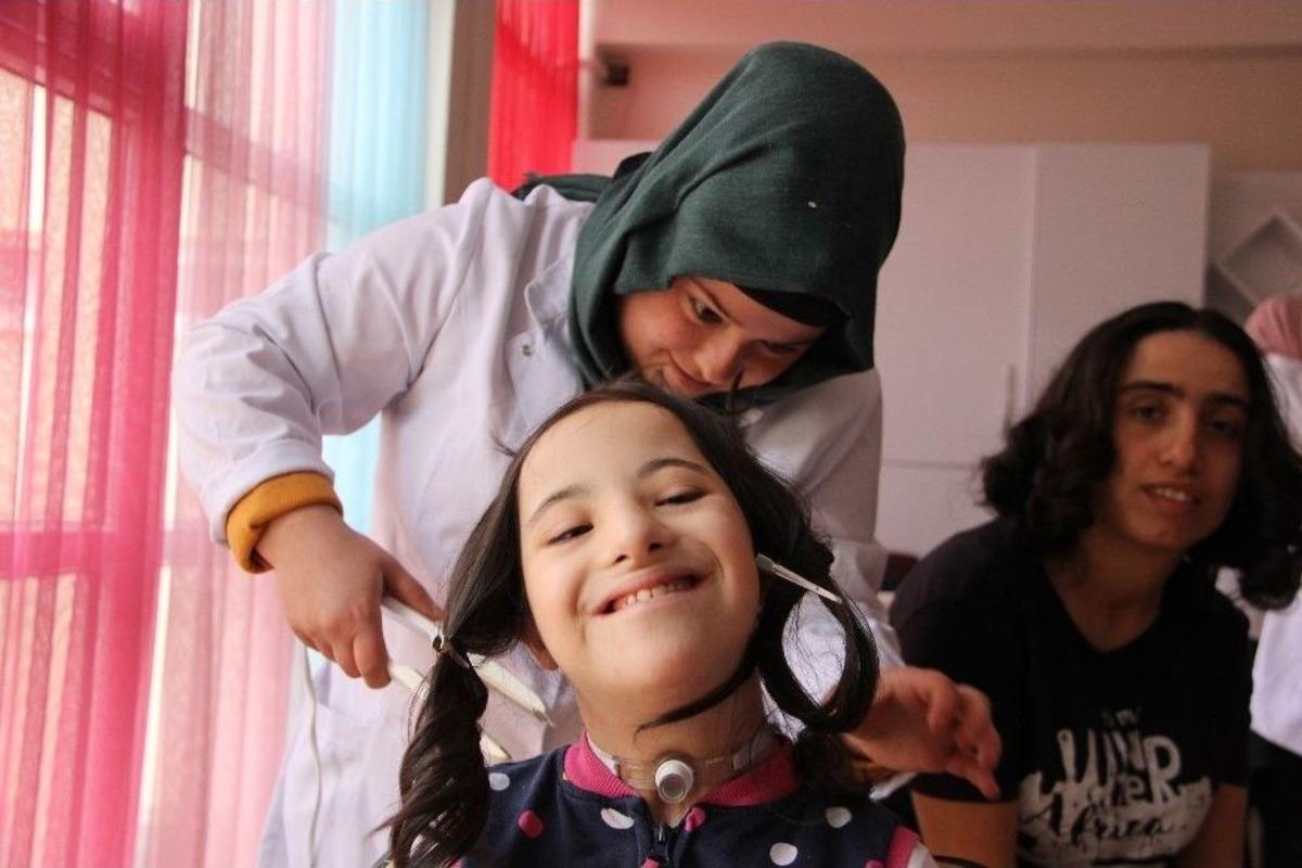 (&ouml;zel Haber) &Ouml;zel &Ouml;ğrencilerin Sa&ccedil; Bakımı Sevinci