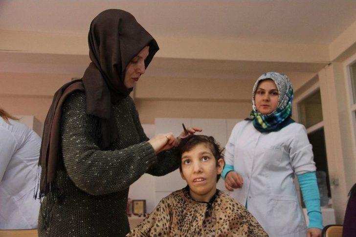 (özel Haber) Özel Öğrencilerin Saç Bakımı Sevinci G4