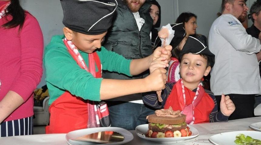 Uşak’ta Down Sendromlu Çocuklar Pasta Yaptı