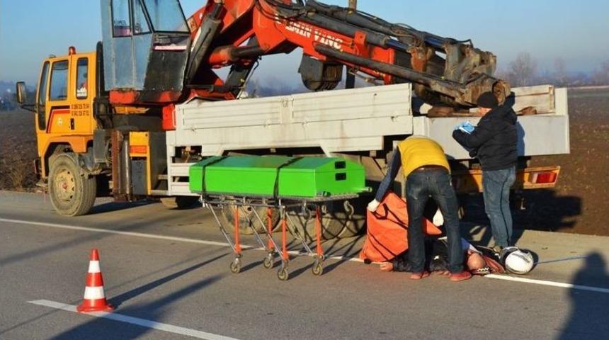 Park Halindeki Kamyona &Ccedil;arpan Motosiklet S&uuml;r&uuml;c&uuml;s&uuml; &Ouml;ld&uuml;