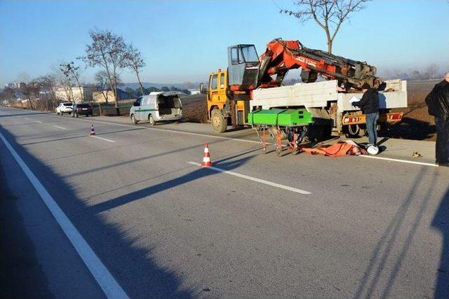 Park Halindeki Kamyona Çarpan Motosiklet Sürücüsü Öldü