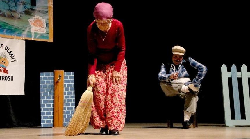 Bağdan Bah&ccedil;eden Sahneye