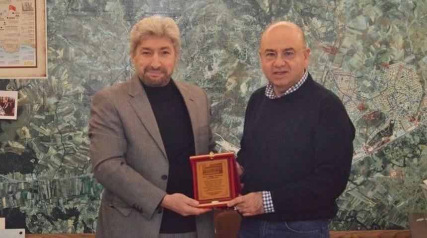 Dernek &Uuml;yelerinden Başkan Saraoğlu&rsquo;na Teşekk&uuml;r Plaketi