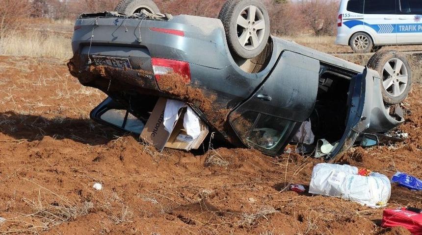 Otomobil Tarlaya U&ccedil;tu: 2 Yaralı