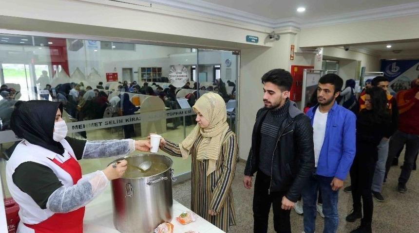 K&uuml;t&uuml;phanede "ders Arası &Ccedil;orba Molası"