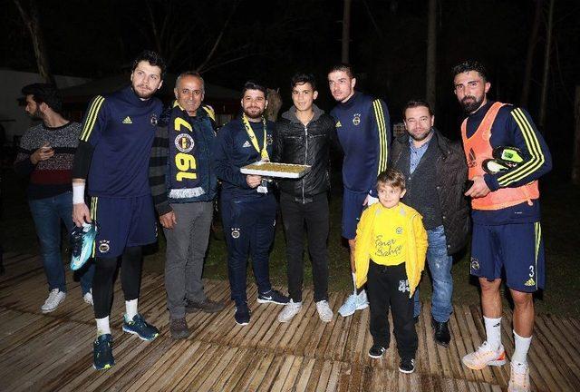 Fenerbahçeli Futbolcuların Baklava Keyfi