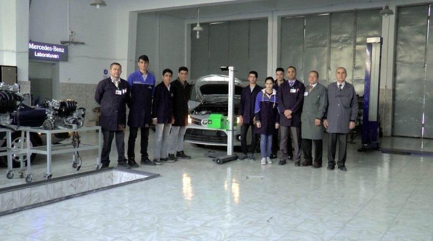 Mercedes&rsquo;in Laboratuvar Kurduğu Okulun &Ouml;ğrencileri Mezun Olunca İşsiz Kalmıyor