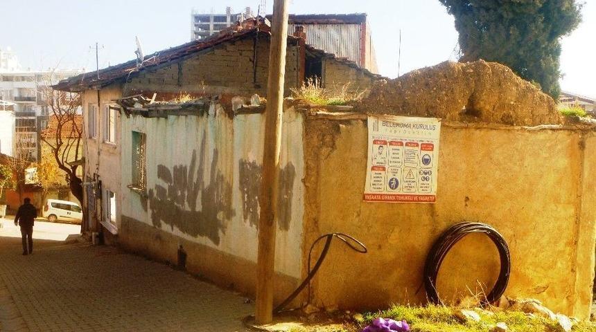 Metruk Binanın &Ccedil;&ouml;kmek &Uuml;zere Olan Duvarı Tehlike Sa&ccedil;ıyor
