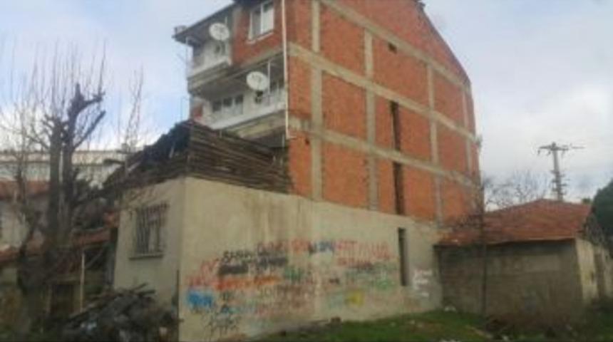 Balkondan D&uuml;şen Adam &Ouml;ld&uuml;