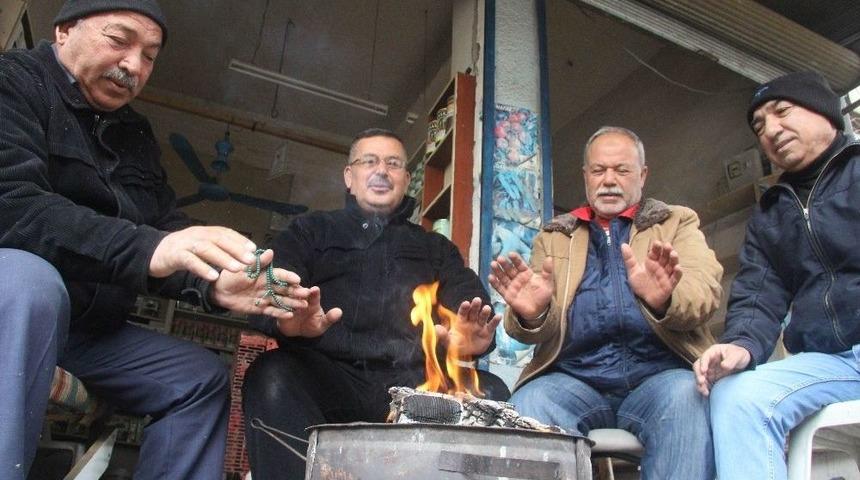 Sabah Pazarının Esnafı Mangalla Isınıyor