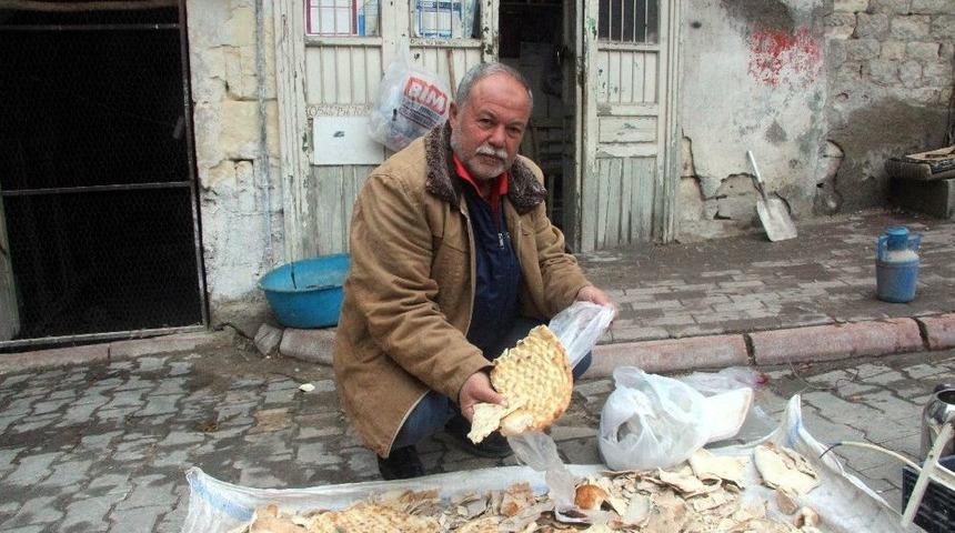 Kuru Ekmekler Hayvan Yemi Oluyor