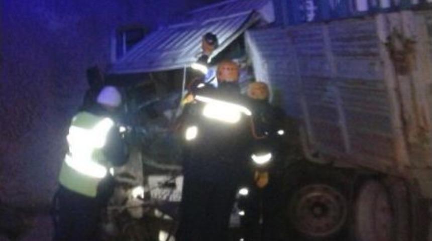 Bilecik&rsquo;te 3 Ara&ccedil; Birbirine Girdi; 2 S&uuml;r&uuml;c&uuml; Yaralandı