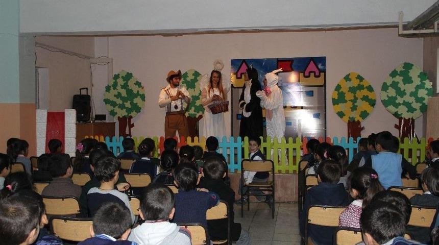 &Ouml;ğrenciler Tiyatro İle Tanıştı