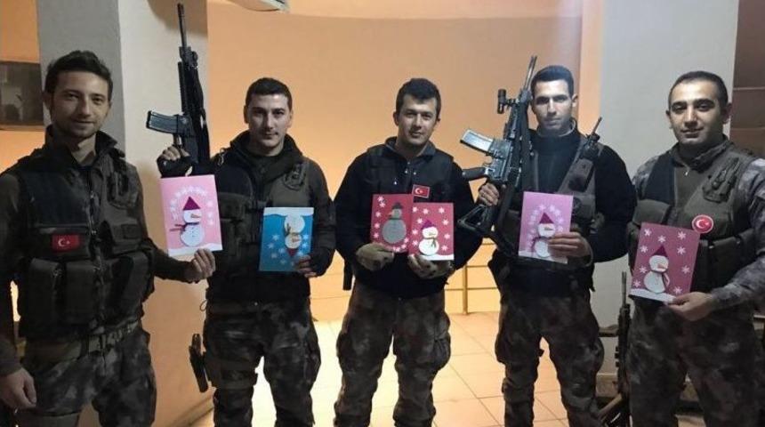 Minikler Ter&ouml;rle M&uuml;cadele Eden Polislere Yılbaşı Tebrik Kartı G&ouml;nderdi