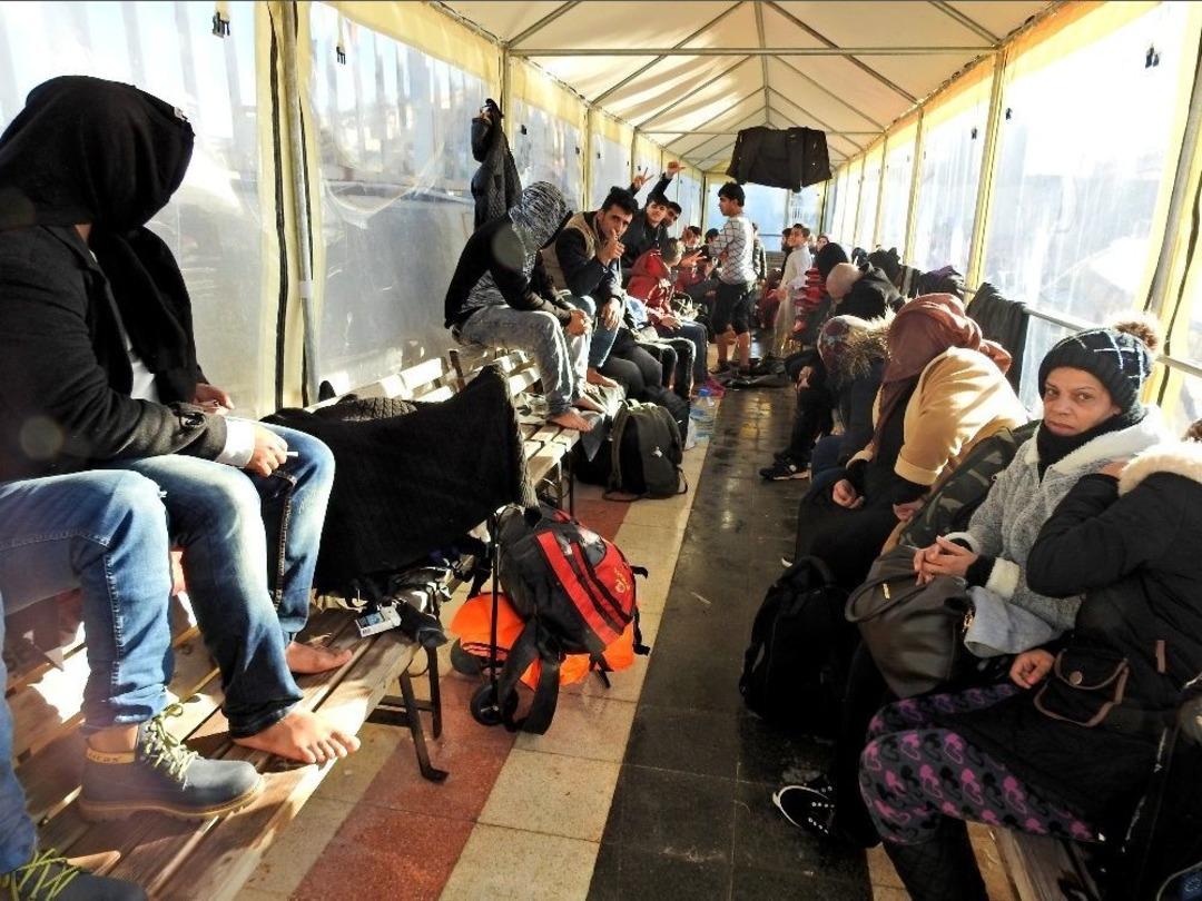 &Ccedil;eşme&rsquo;de Botları Su Alan G&ouml;&ccedil;menler Kurtarıldı