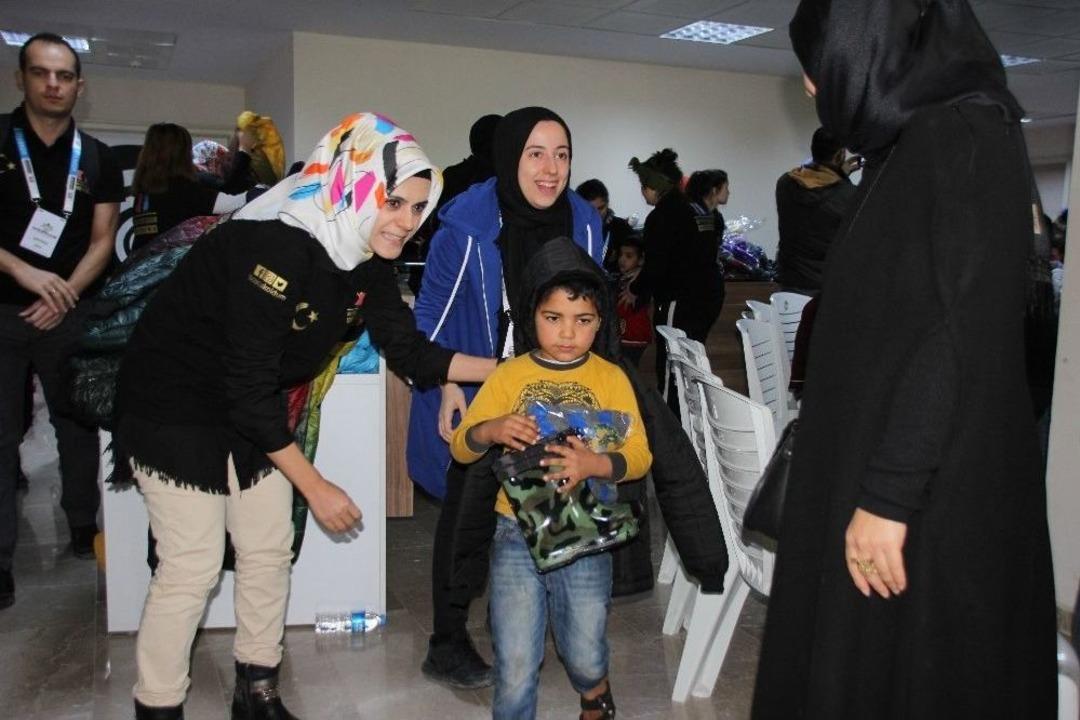 Hatay&rsquo;da Bin 300 &Ccedil;ocuğa Kıyafet Yardımı