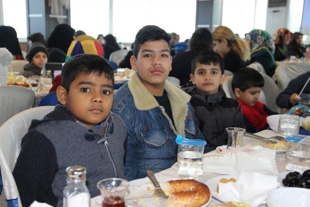 Manisa İhh Arakanlı M&uuml;sl&uuml;manlar İ&ccedil;in Bir Araya Geldi