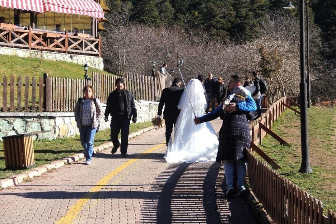 Tatilciler G&ouml;lc&uuml;k&rsquo;te G&uuml;neşli Havanın Tadını &Ccedil;ıkardı