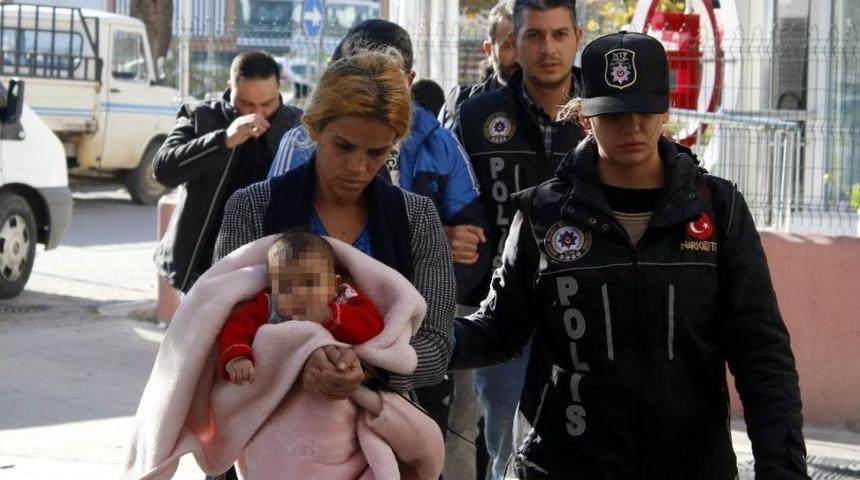 Antalya&rsquo;da Kundaktaki Bebekle Uyuşturucu Ticareti