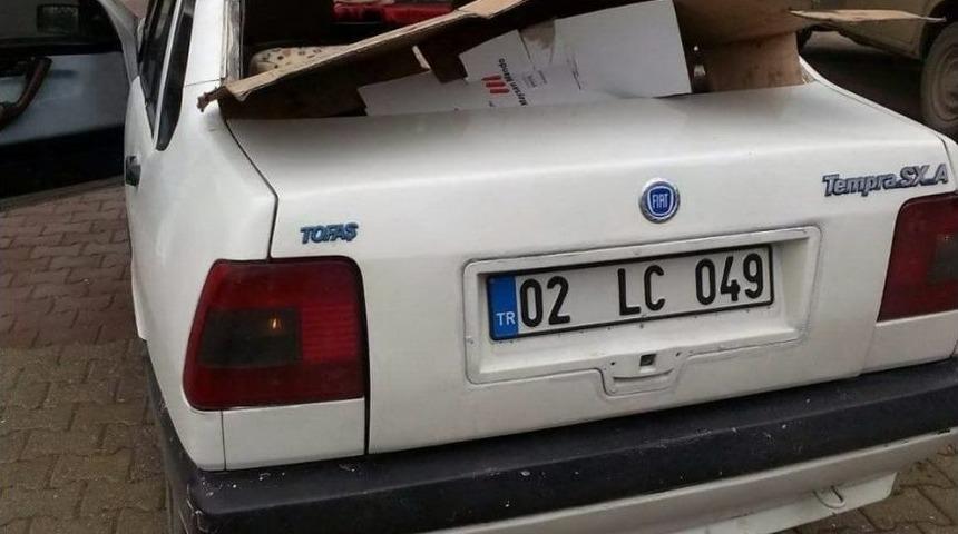 Otomobilin Arka Camını &Ccedil;aldılar