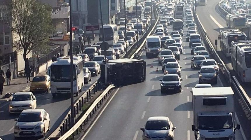 Kamyonet Direğe &Ccedil;arptı, Trafik Fel&ccedil; Oldu