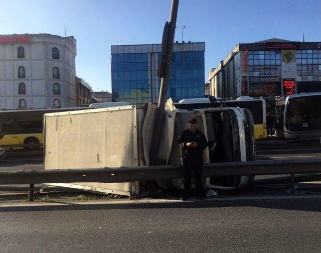 Kamyonet Direğe Çarptı, Trafik Felç Oldu