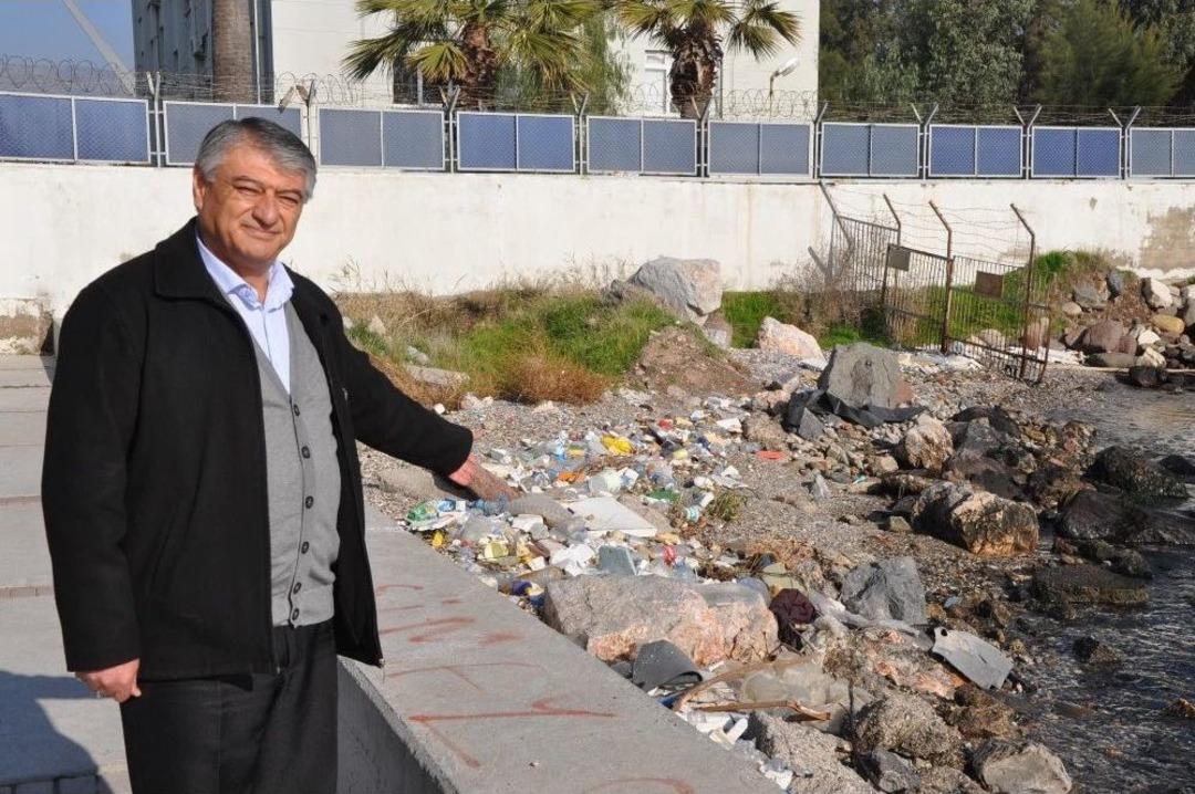 İzmir&rsquo;deki Sahil Kirliliği Vatandaşı İsyan Ettirdi