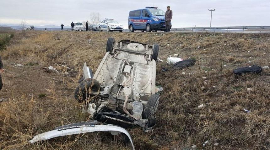 Otomobil Şarampole Devrildi: 2 Yaralı