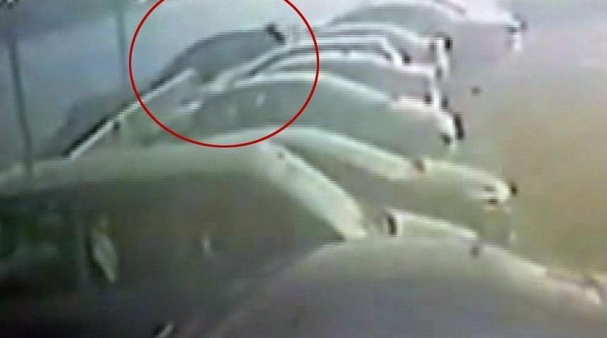 S&uuml;r&uuml;c&uuml;n&uuml;n Aracıyla Denize U&ccedil;tuğu O Anlar Kamerada