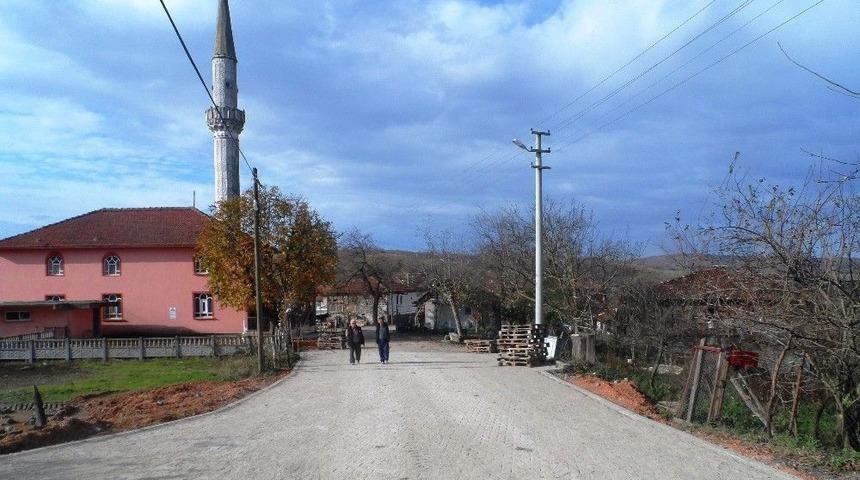 İzmit Belediyesi&rsquo;nin K&ouml;ylerdeki Parke Seferberliği S&uuml;r&uuml;yor