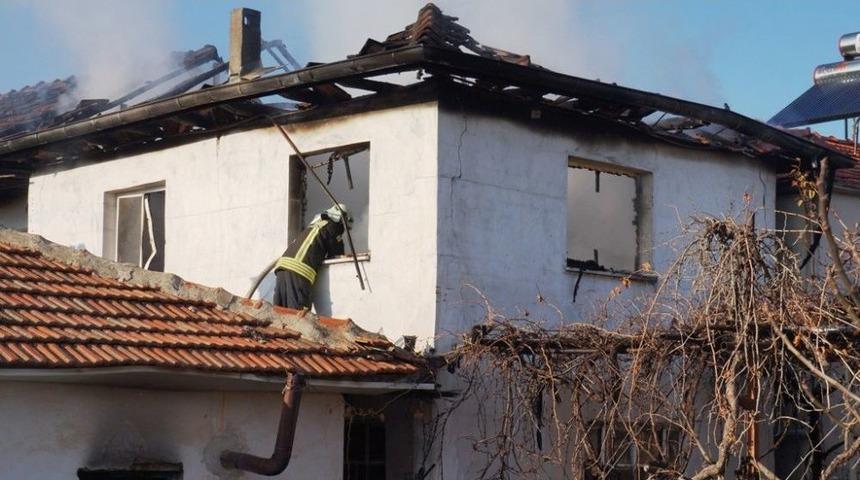 Yaşlı Adam Evinde &Ccedil;ıkan Yangında Hayatını Kaybetti