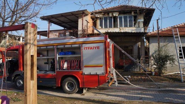 Yaşlı Adam Evinde Çıkan Yangında Hayatını Kaybetti