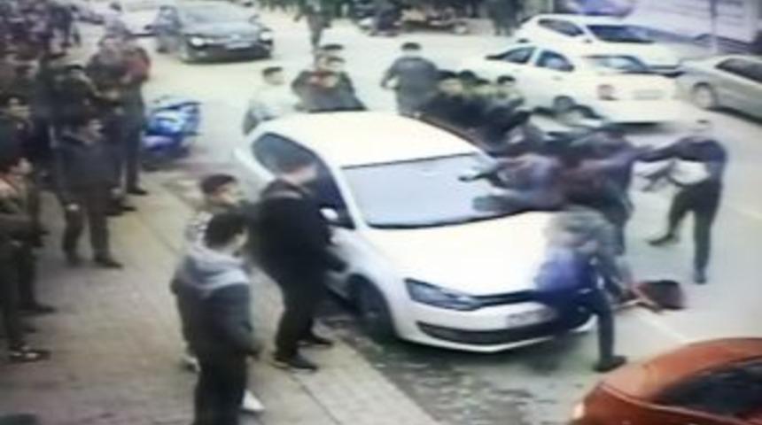 Bursa&rsquo;da Liseliler Birbirine Girdi, Ortalık Savaş Alanına D&ouml;nd&uuml;