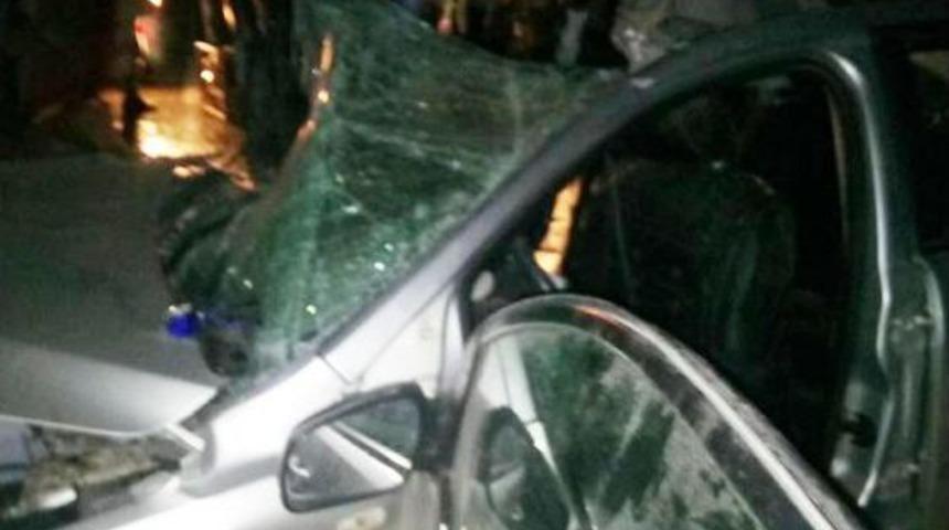 Otomobil Trakt&ouml;re &Ccedil;arptı: 2 &Ouml;l&uuml;, 3 Yaralı