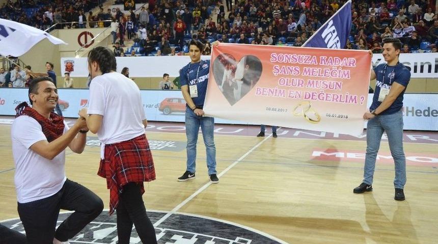 Basketbol Ma&ccedil;ında Evlilik Teklifi