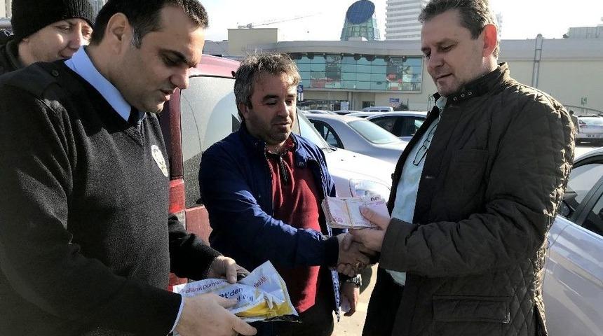 (&ouml;zel Haber) Otoparkta Bulduğu 20 Bin Lirayı Sahibine Teslim Etti