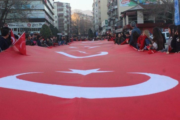 Sarıkamış Harekatı’nı Dev Türk Bayrağı Taşıyarak Andılar G5