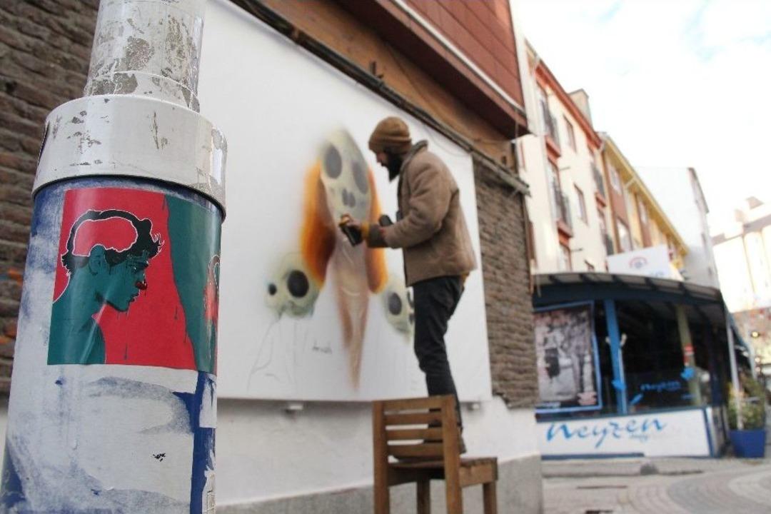 Şehri Grilikten Kurtarmanın Yolu Sokaklarını Boyamak