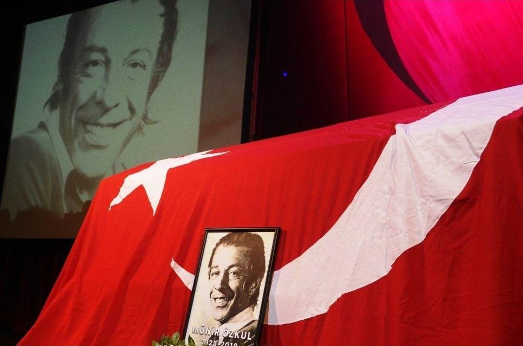 M&uuml;nir &Ouml;zkul İ&ccedil;in Muhsin Ertuğrul Sahnesi&rsquo;nde T&ouml;ren D&uuml;zenleniyor