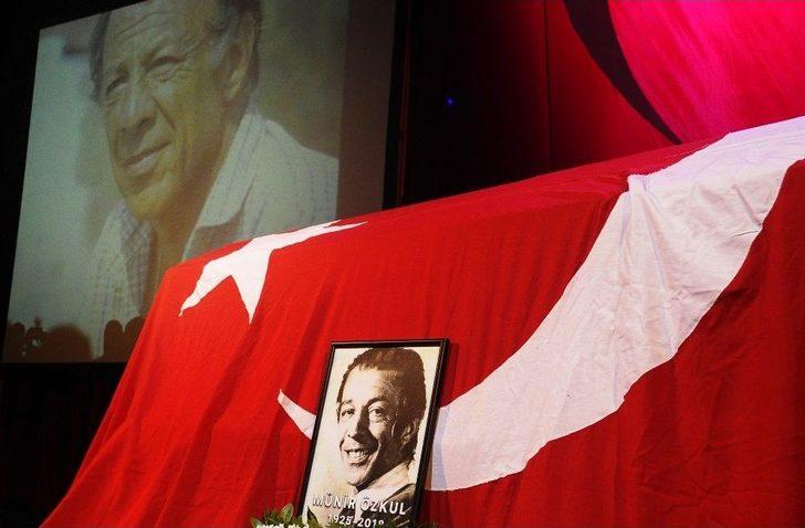Münir Özkul İçin Muhsin Ertuğrul Sahnesi’nde Tören Düzenleniyor G1
