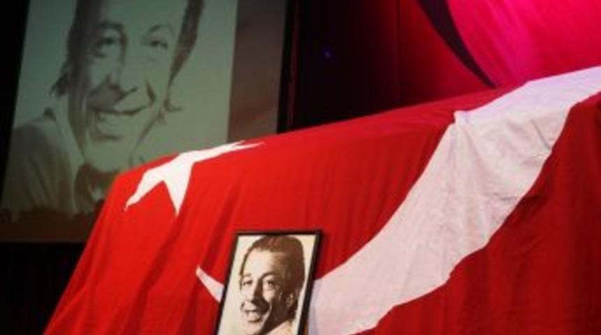 M&uuml;nir &Ouml;zkul İ&ccedil;in Muhsin Ertuğrul Sahnesi&rsquo;nde T&ouml;ren D&uuml;zenlendi